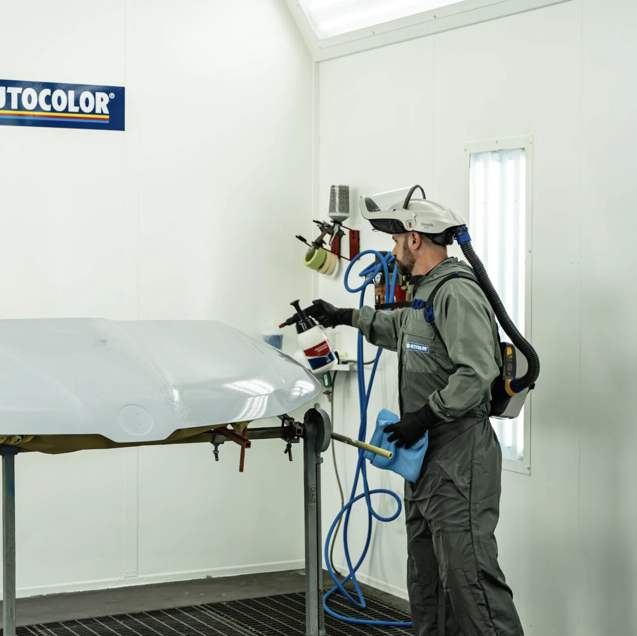 Motorhaube wird Lackiert