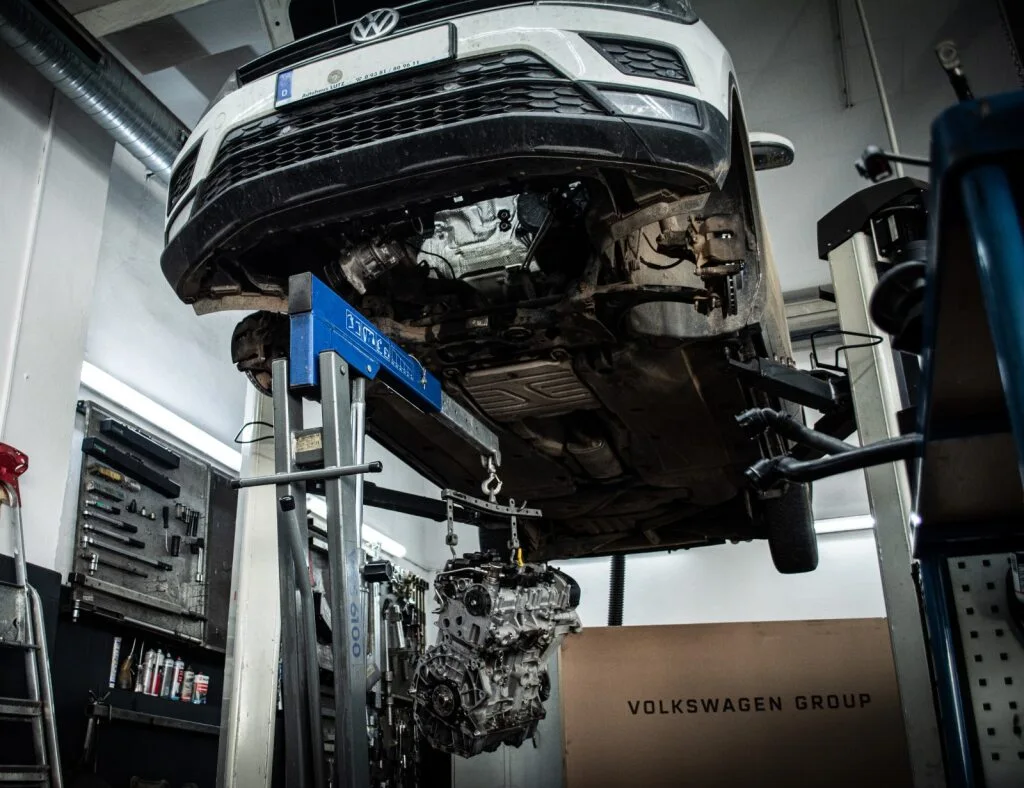 Techniker im Fahrzeug vor Ort